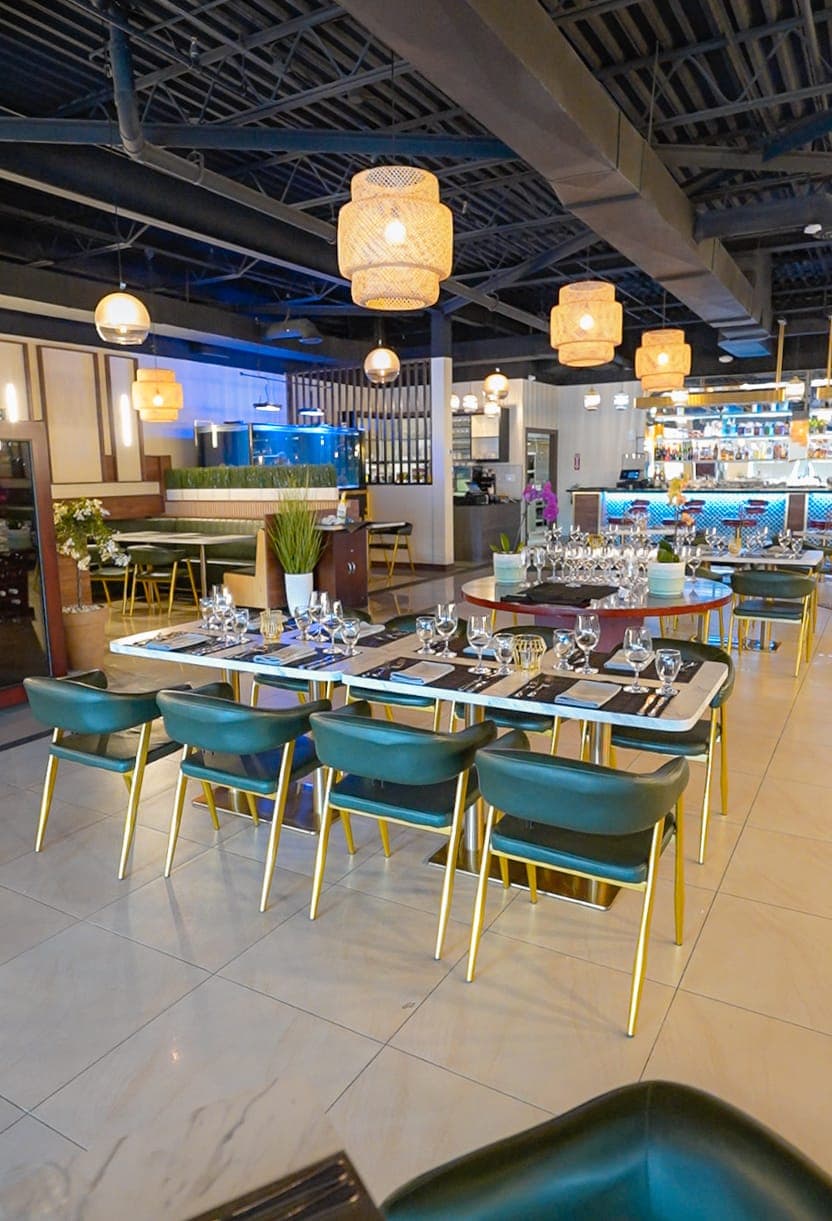 Restaurant dining room with round table seating